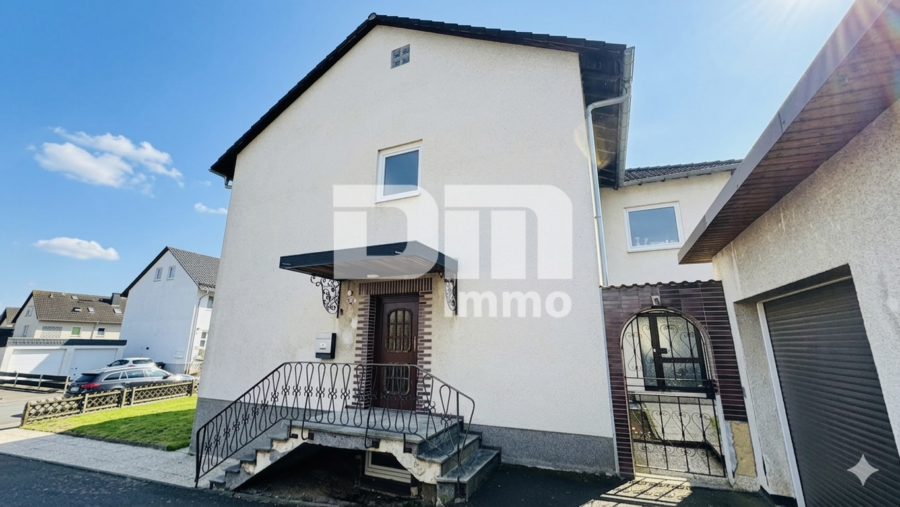 Gepflegtes Ein / Zweifamilienhaus mit Doppelgarage in begehrter Ortsrandlage von Zierenberg - Seitenansicht Haupteingang